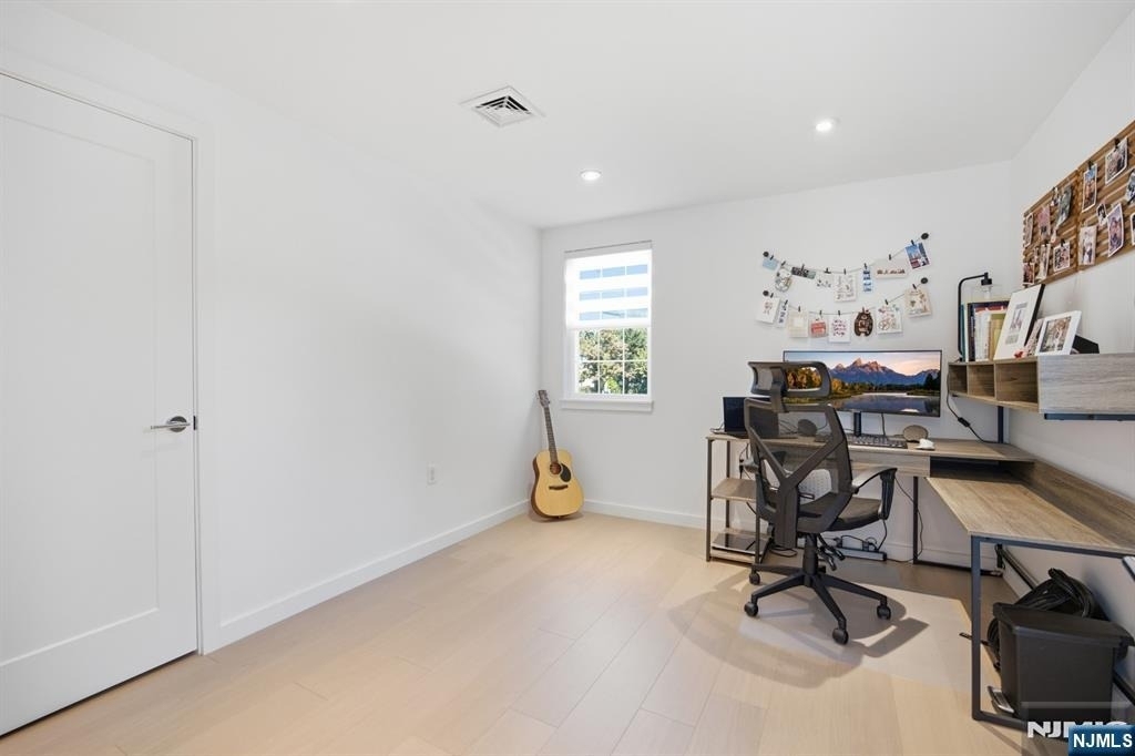 130 Surrey - Photo 13