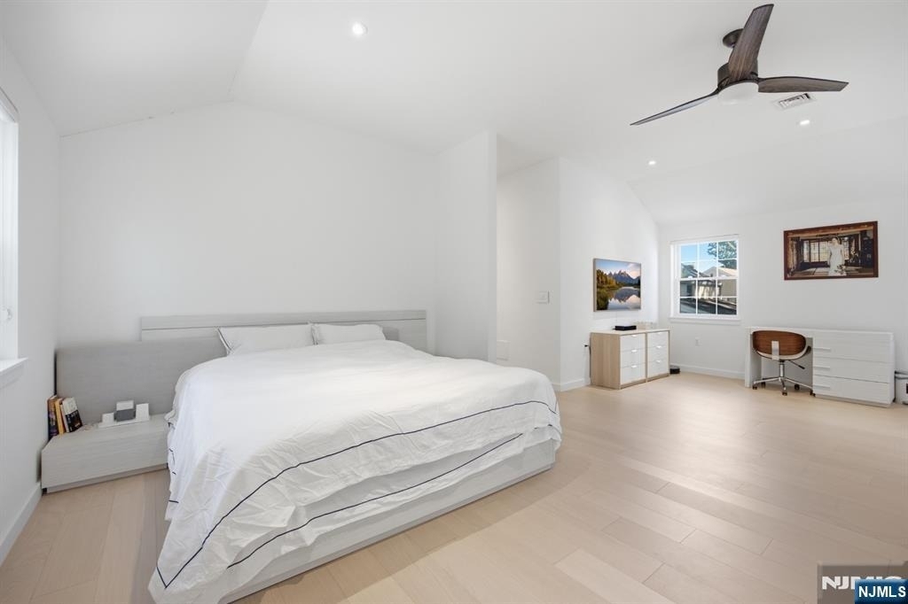 130 Surrey - Photo 16