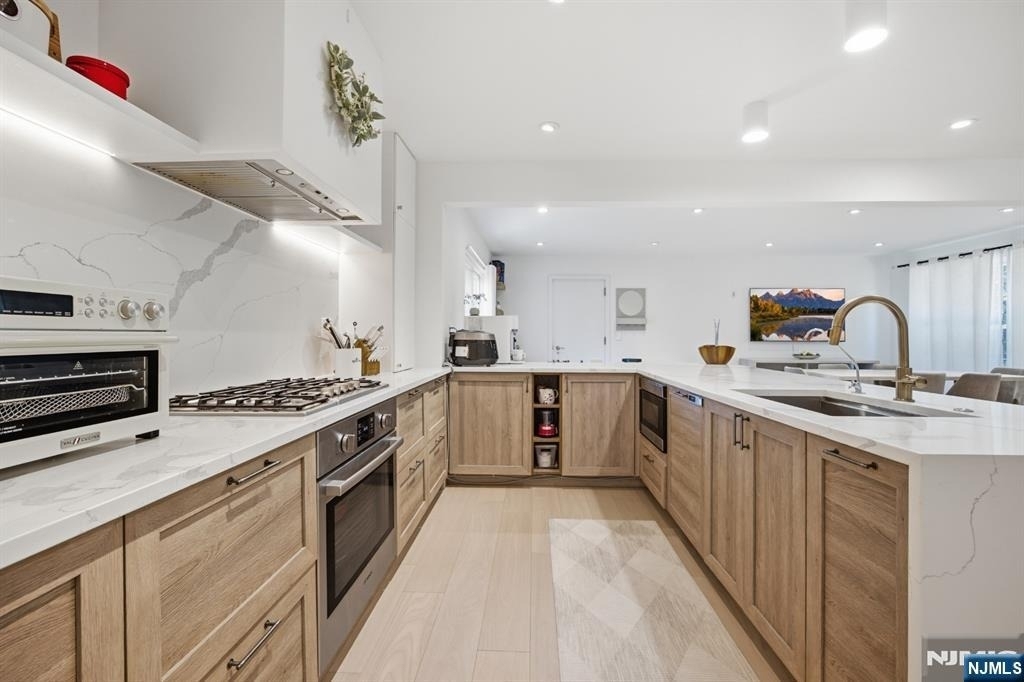 130 Surrey - Photo 5