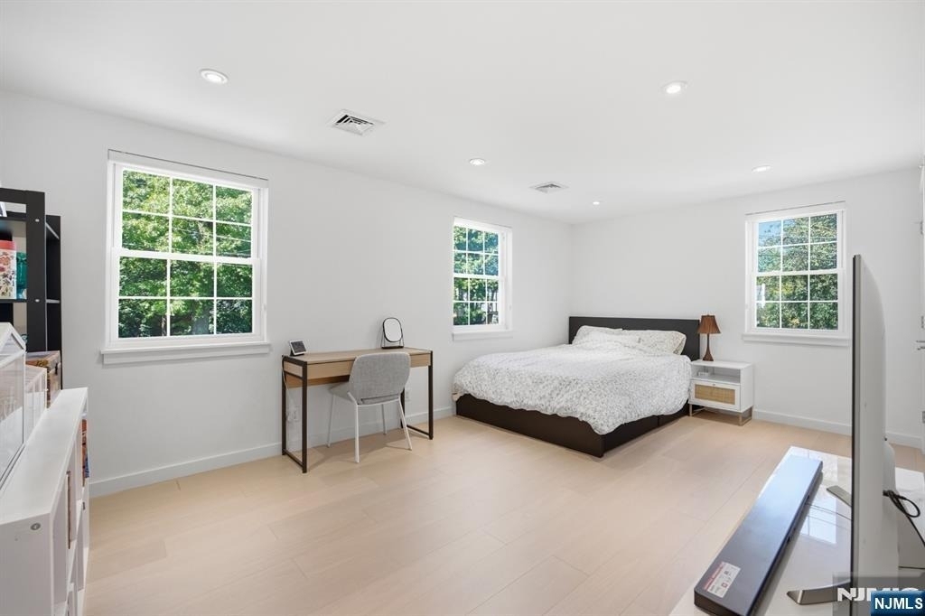 130 Surrey - Photo 14
