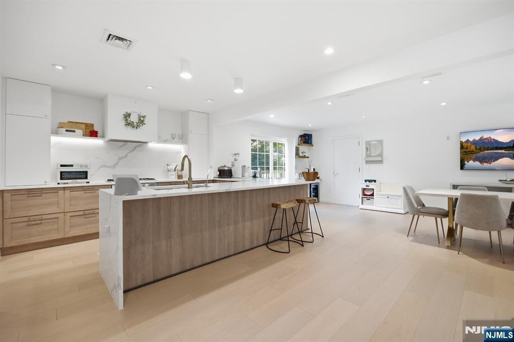130 Surrey - Photo 3