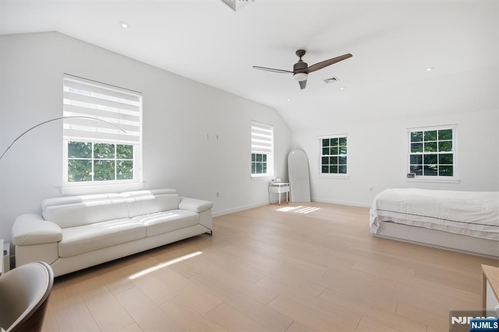 130 Surrey - Photo 17