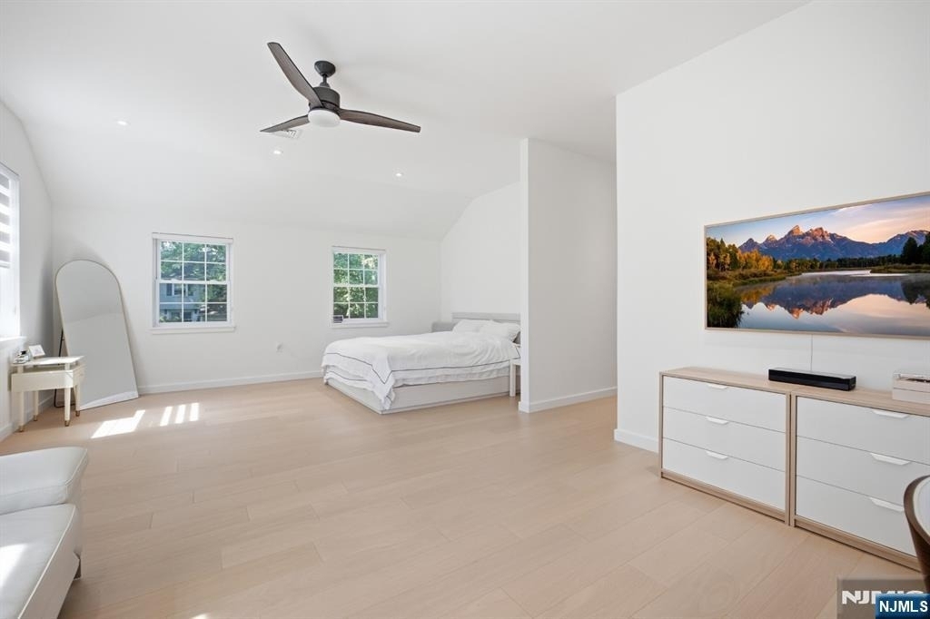 130 Surrey - Photo 18
