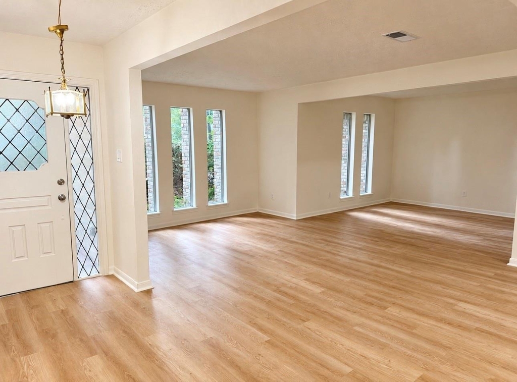 2111 Riverlawn Drive - Photo 2