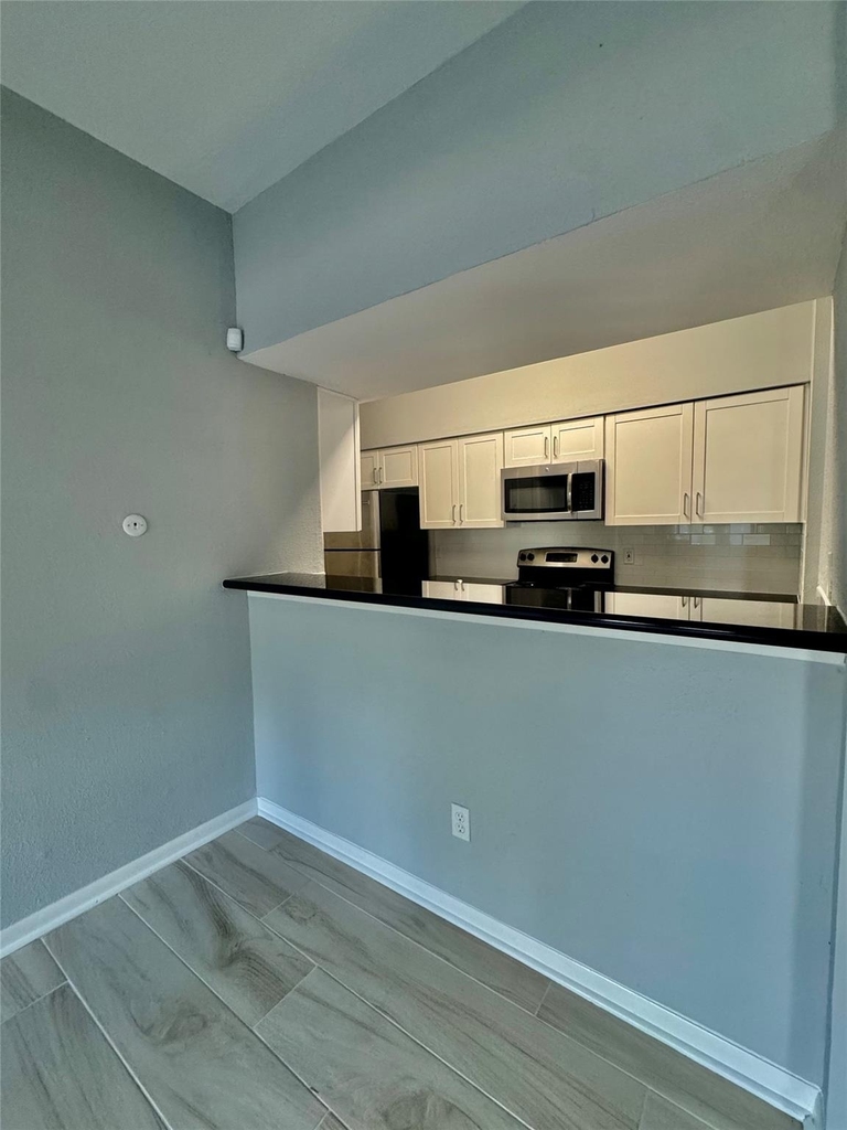 2425 Augusta Dr - Photo 4