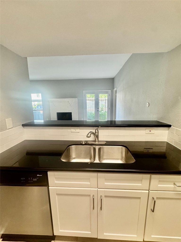 2425 Augusta Dr - Photo 8