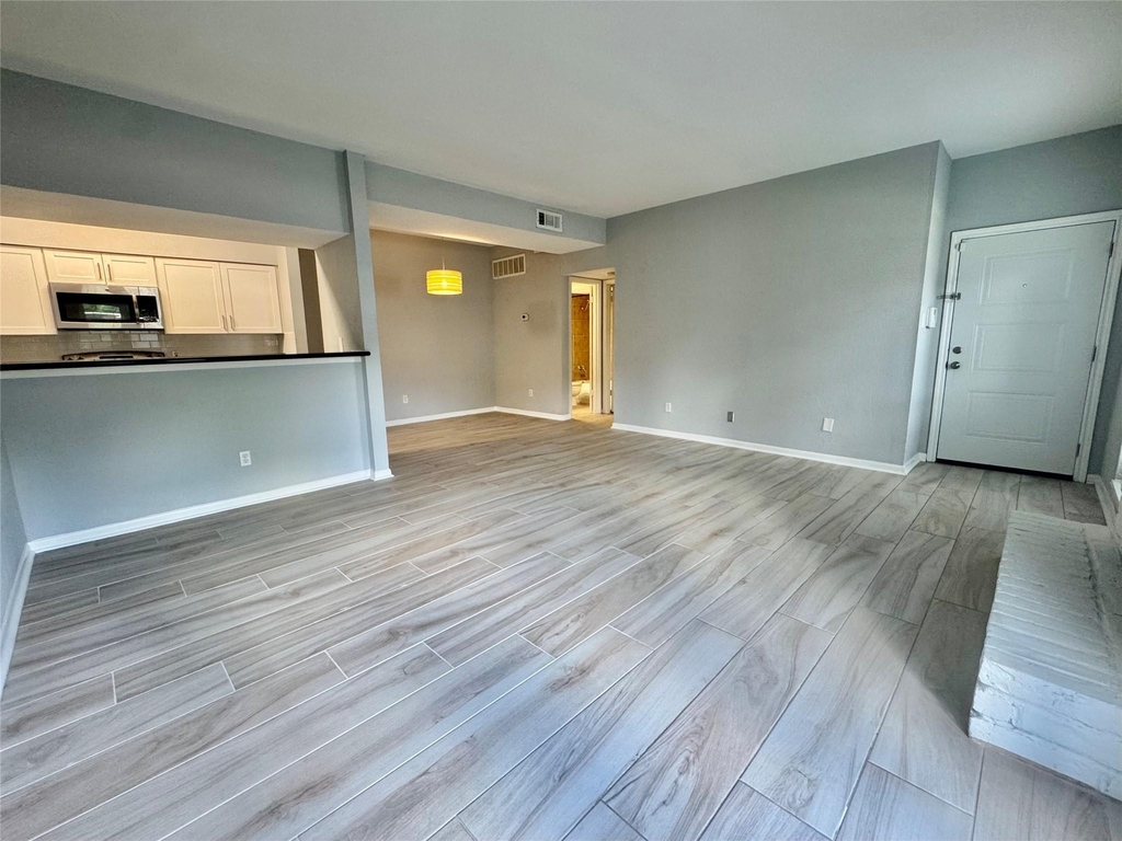 2425 Augusta Dr - Photo 3