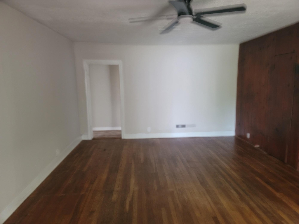 911 N Ashbel Street - Photo 7