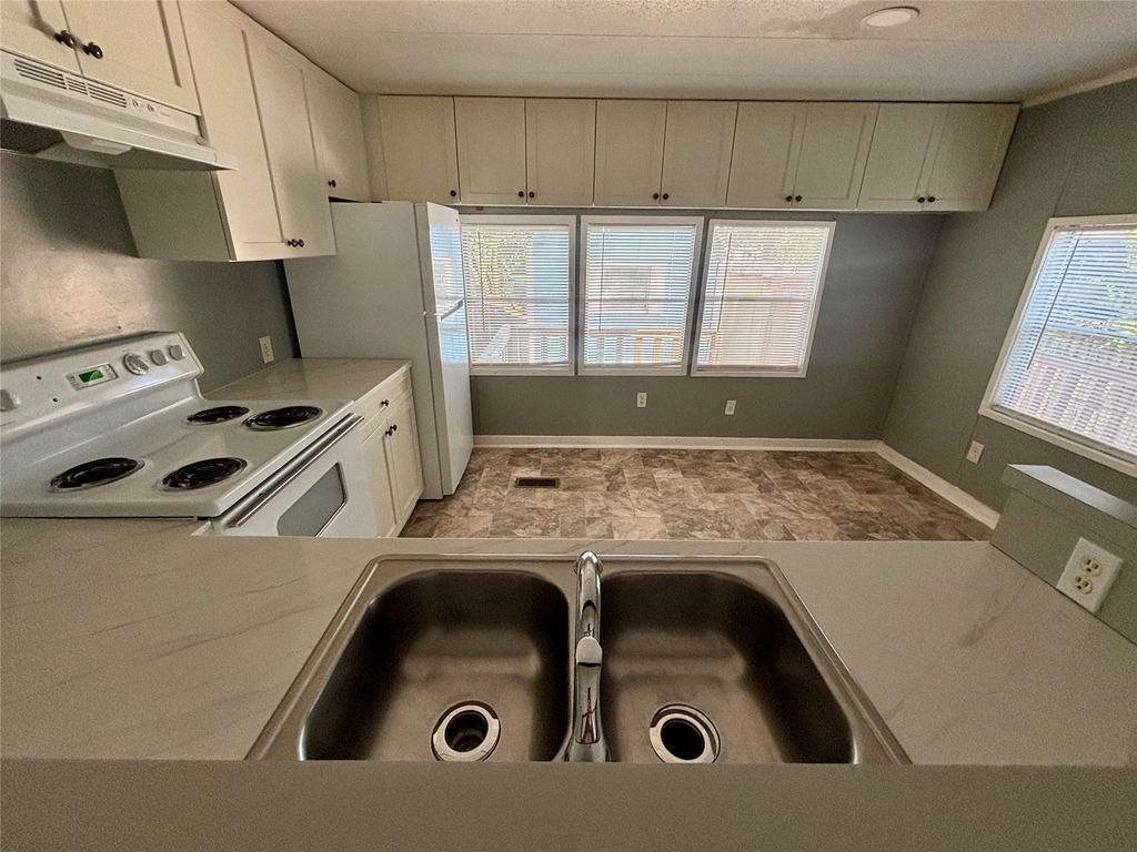13405 Commander Circle - Photo 8