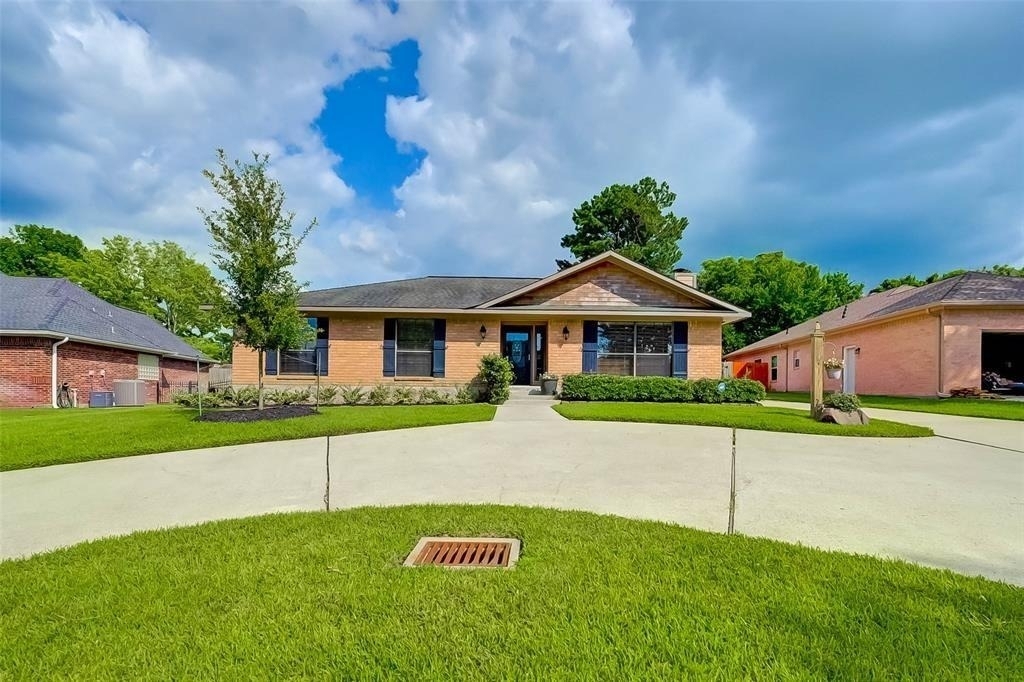 9820 W Shore Drive - Photo 3