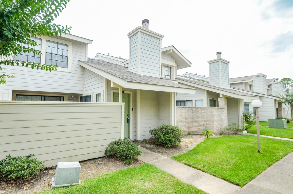 6211 Ludington Drive - Photo 3