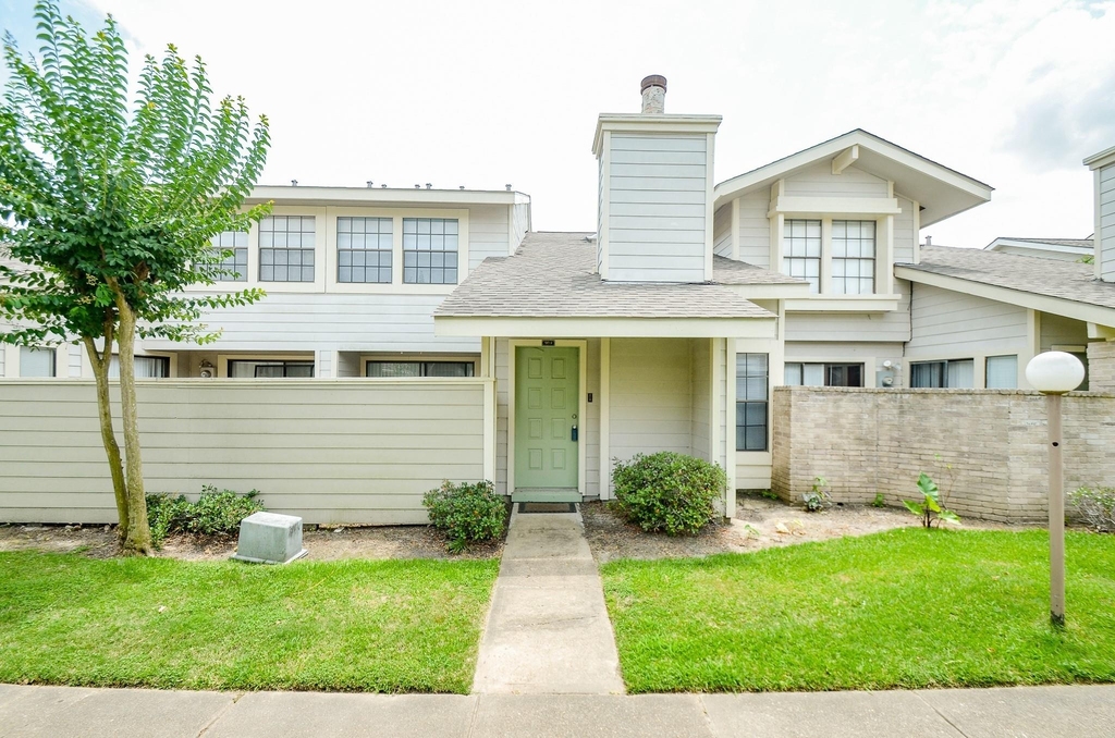6211 Ludington Drive - Photo 2