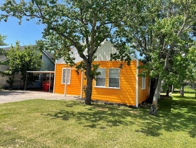 727 W 5th Street - Photo 1