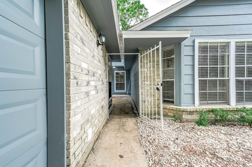 15607 Barbarossa Drive - Photo 4