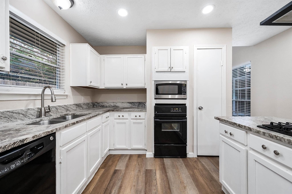 15607 Barbarossa Drive - Photo 13