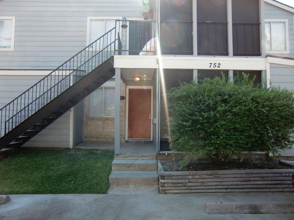 752 Memorial Mews Street - Photo 0