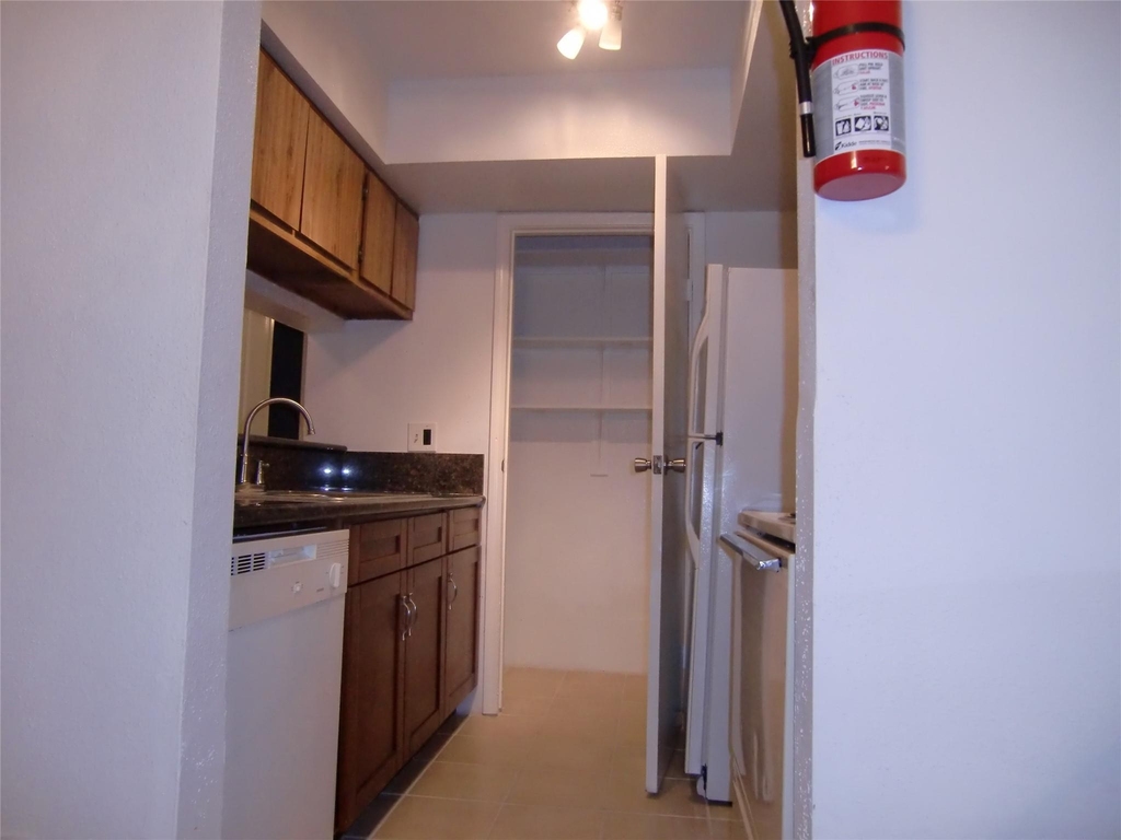 752 Memorial Mews Street - Photo 8