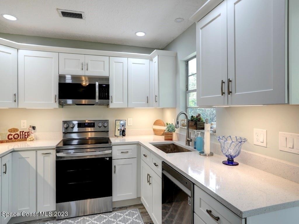 1379 Scroll Street - Photo 10