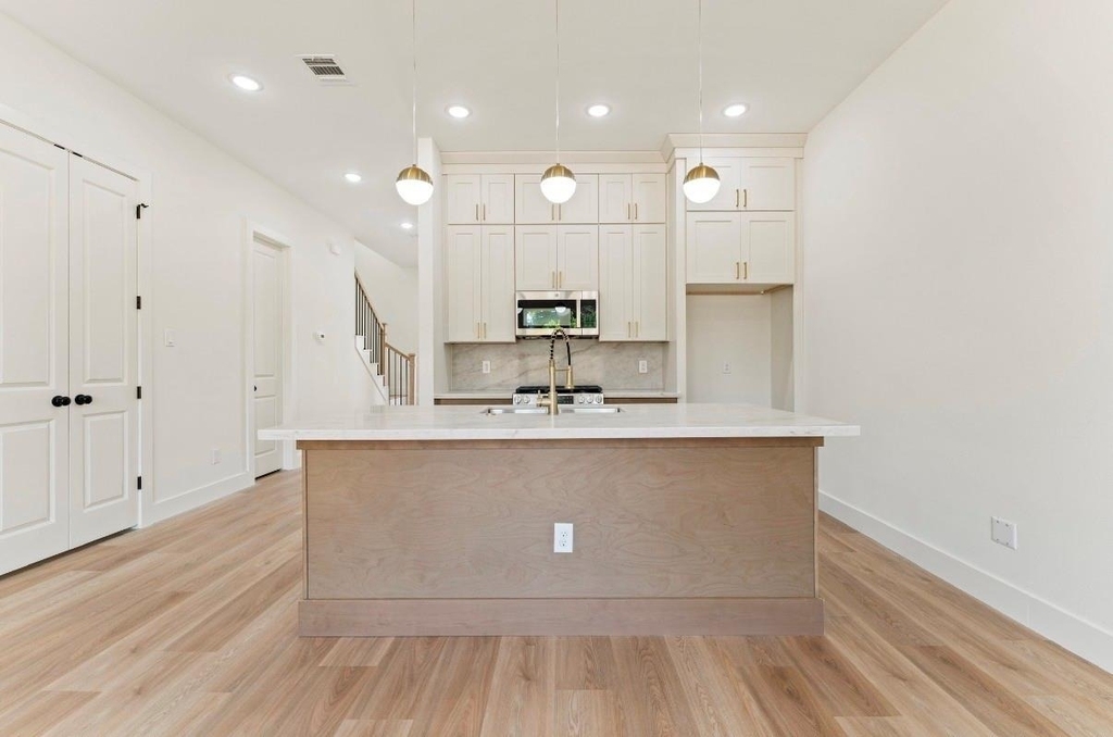 9109 Henrietta - Photo 7