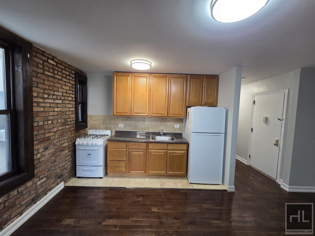 Ralph Avenue - Photo 2