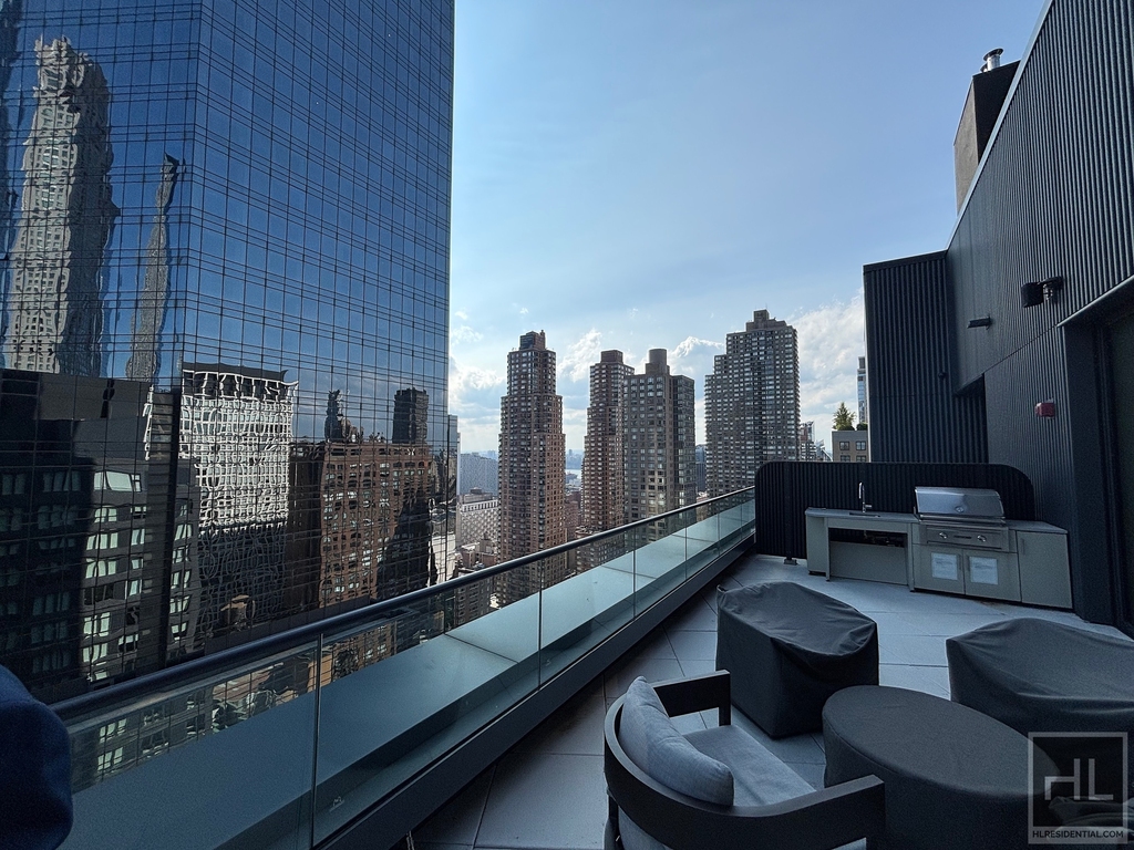 West 60th Street - Photo 4