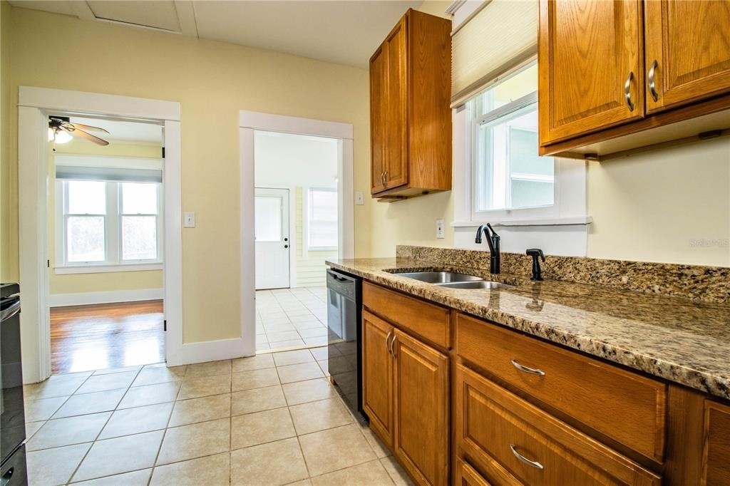 412 E Tillman Avenue - Photo 4