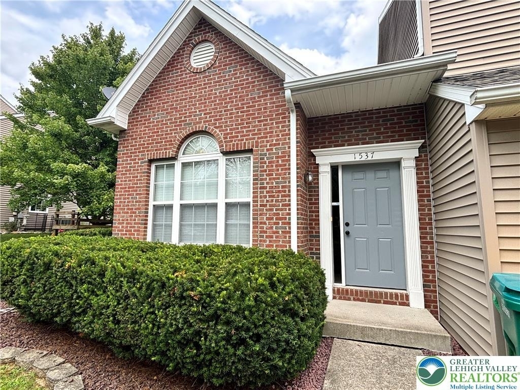 1537 Cambridge Drive - Photo 2