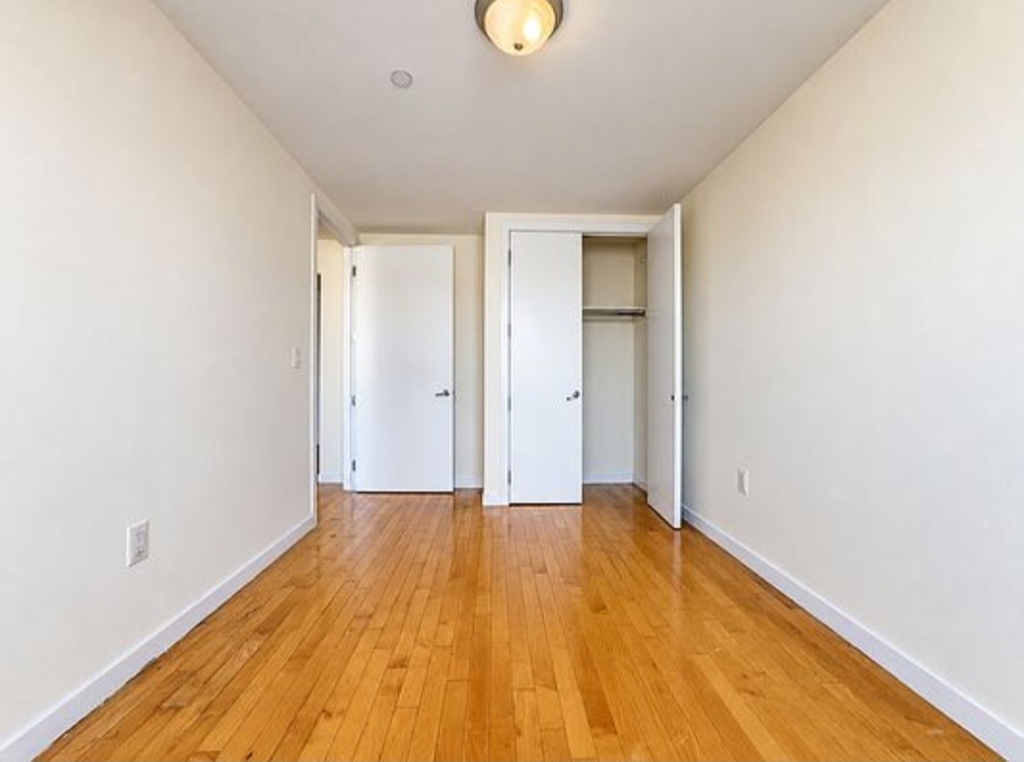 924 Metropolitan Avenue - Photo 10