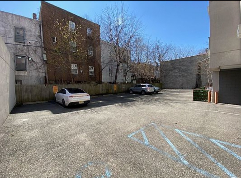924 Metropolitan Avenue - Photo 15