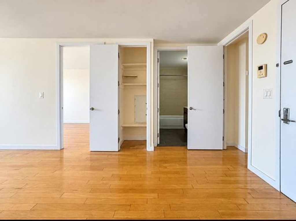 924 Metropolitan Avenue - Photo 4