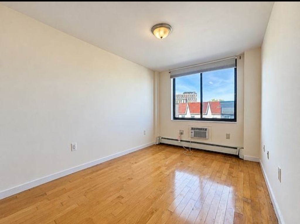 924 Metropolitan Avenue - Photo 9