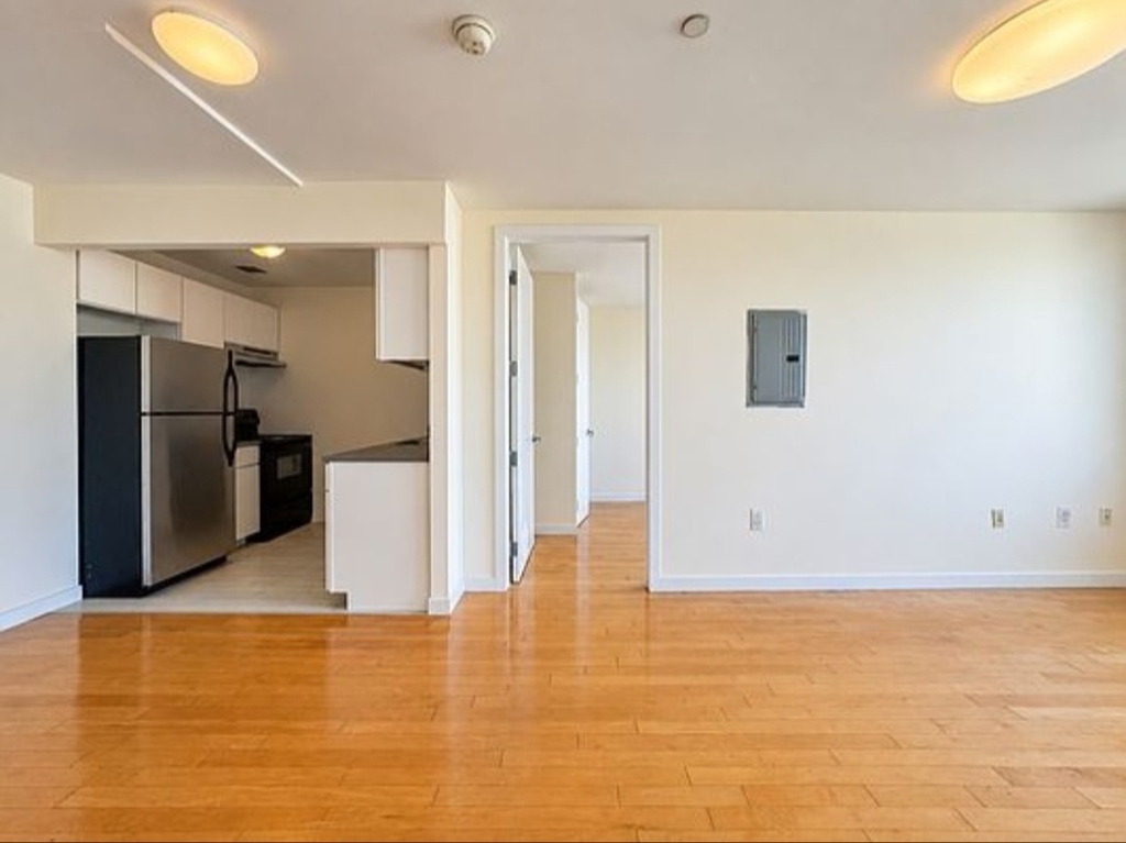 924 Metropolitan Avenue - Photo 3