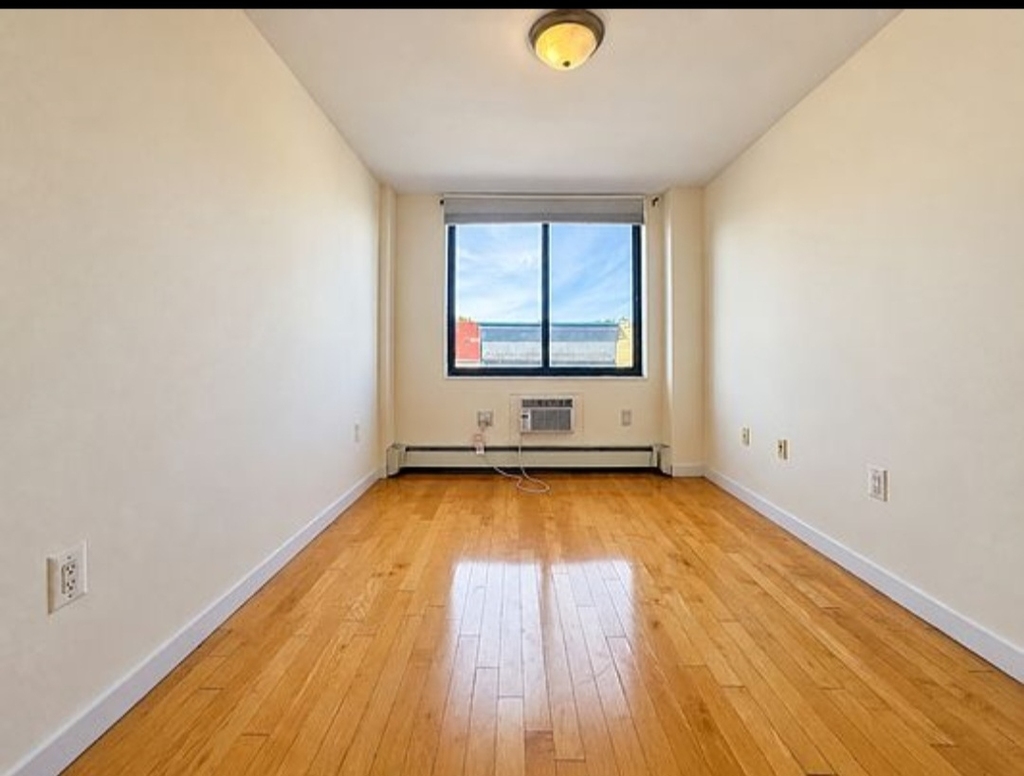 924 Metropolitan Avenue - Photo 8