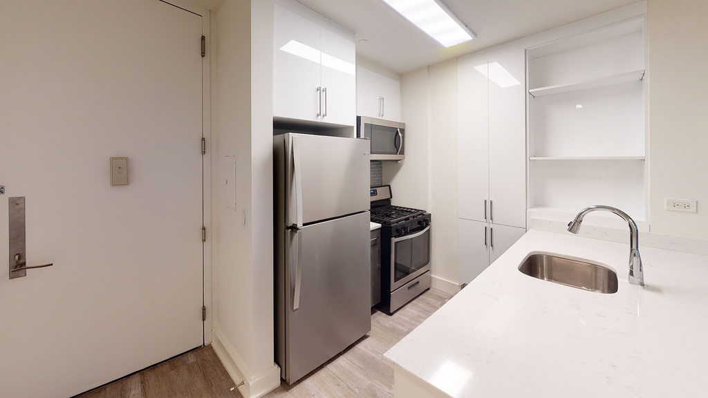 10 Hanover Square - Photo 1