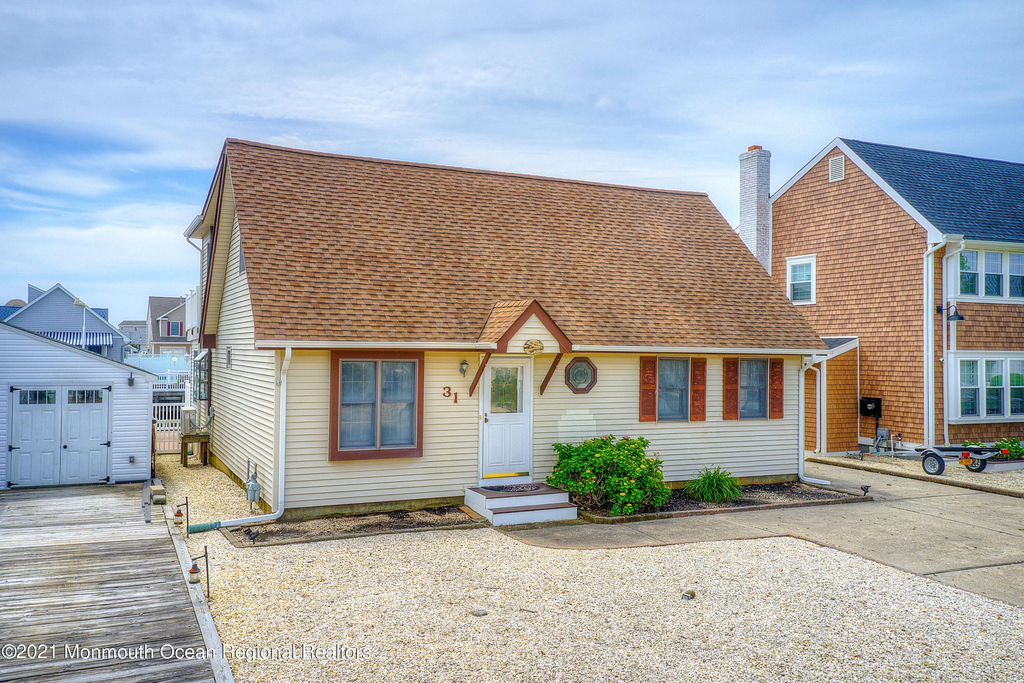 31 Peggy Lane - Photo 0
