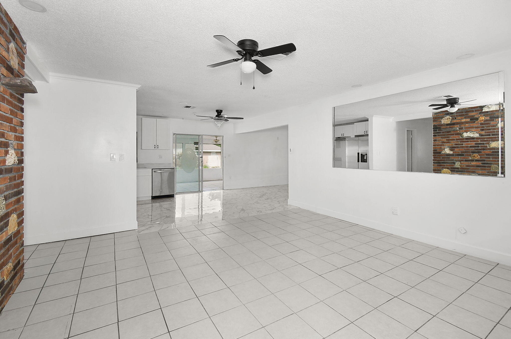 325 Nw Rebecca Avenue - Photo 2