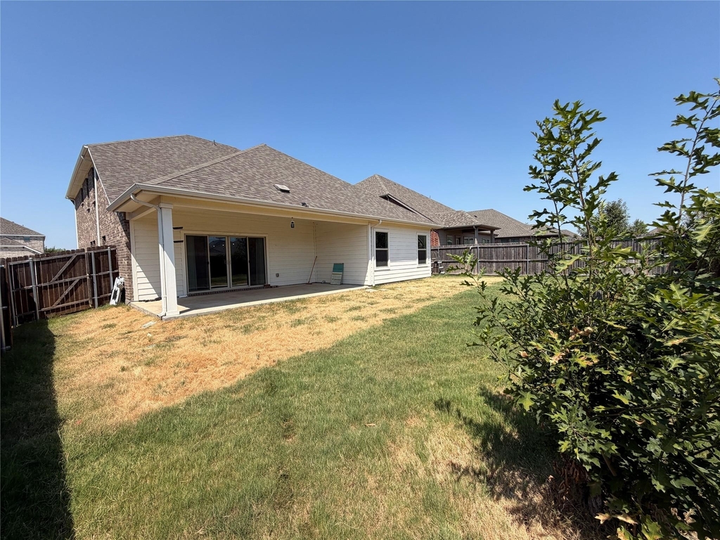 633 Cedar Springs Drive - Photo 3