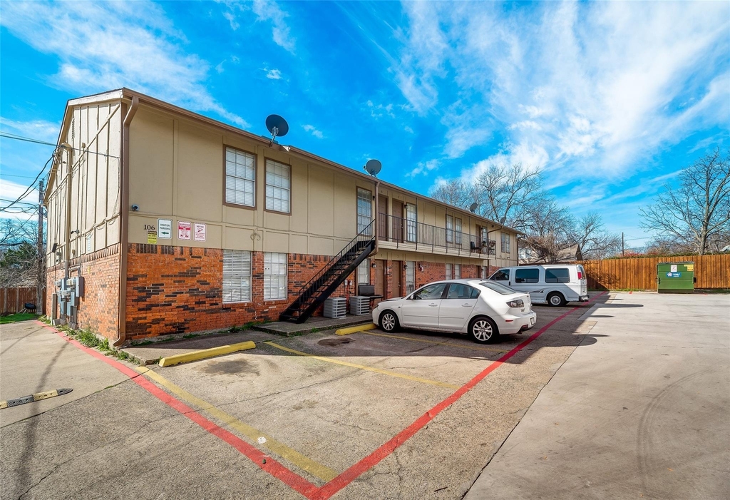 108 E Cedar Street - Photo 3