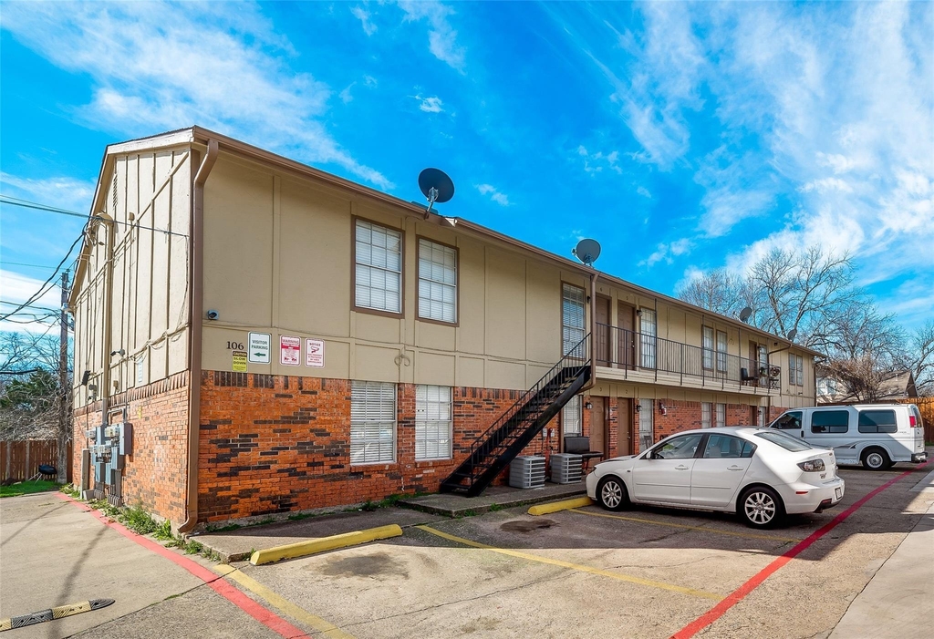 108 E Cedar Street - Photo 4