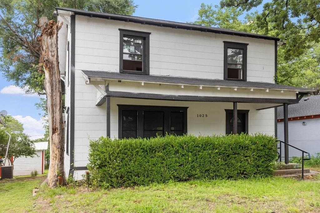 1025 W Walker Street - Photo 1