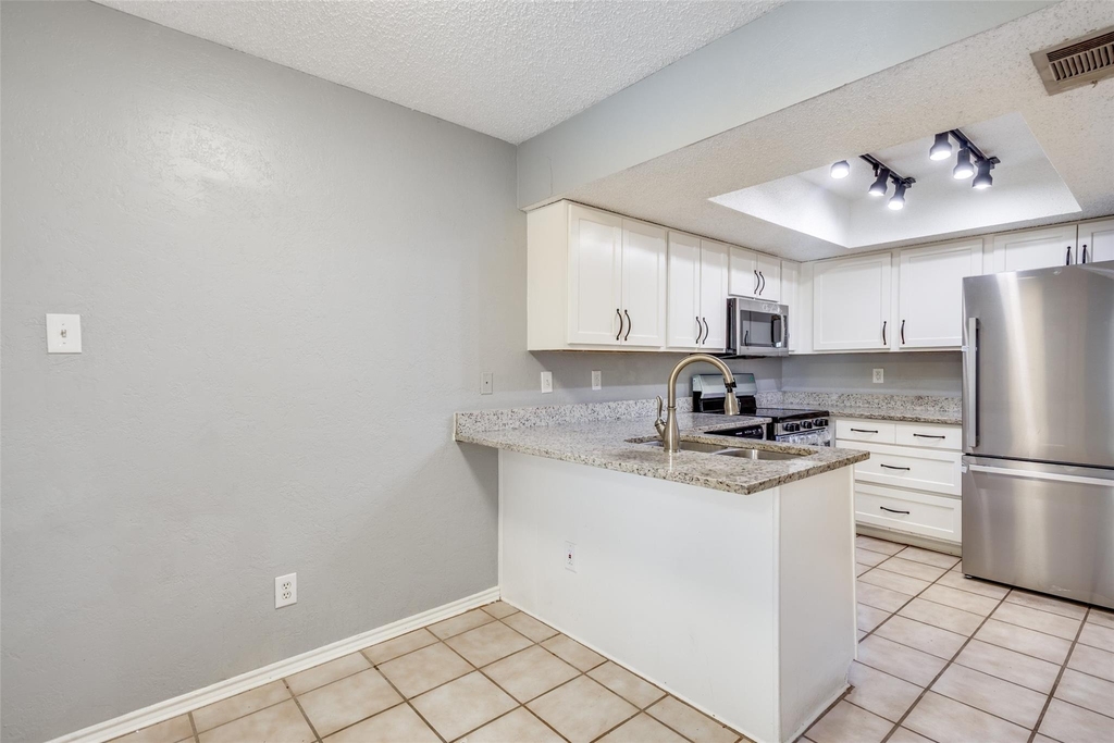 18040 Midway Road - Photo 5