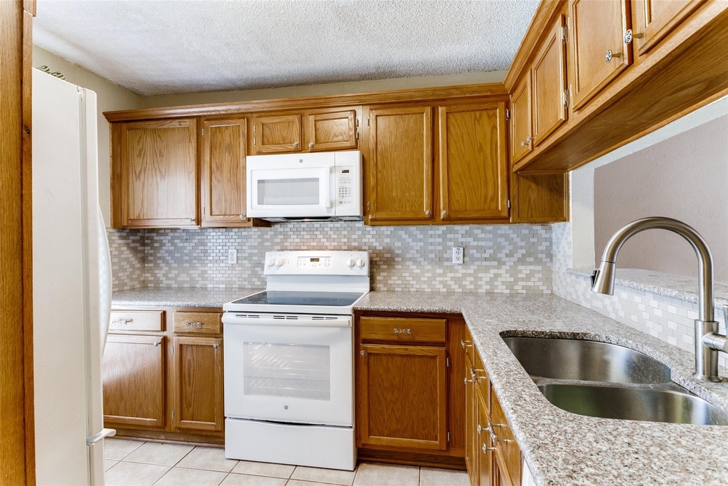 238 Samuel Boulevard - Photo 2