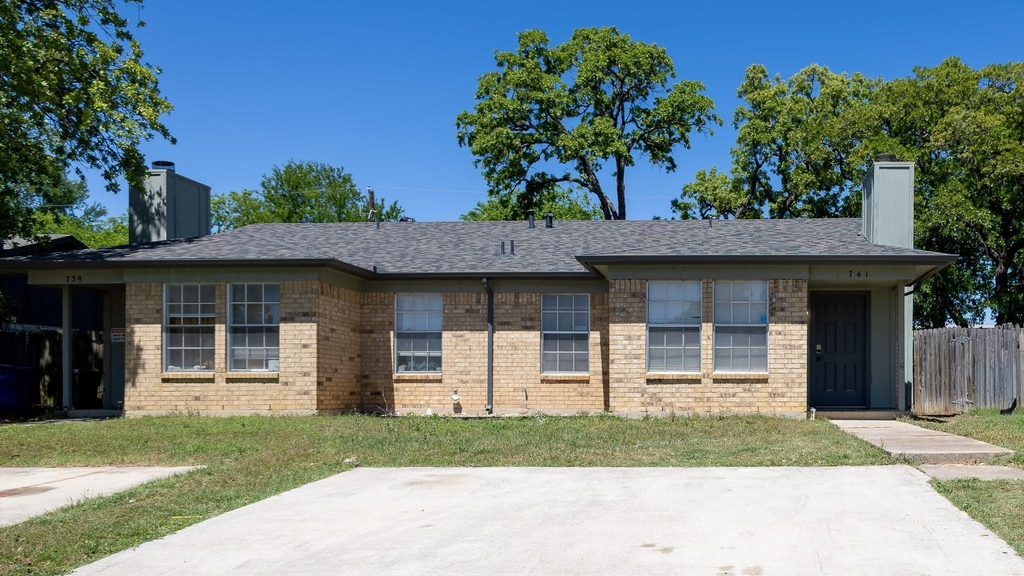 741 Woodland Court - Photo 0
