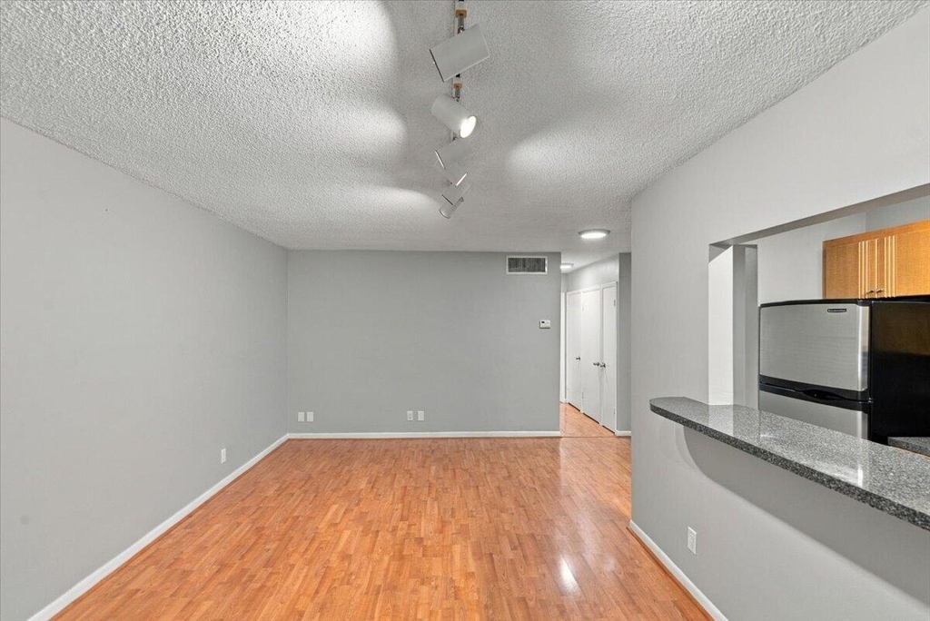 2110 Ne 39th Street - Photo 3