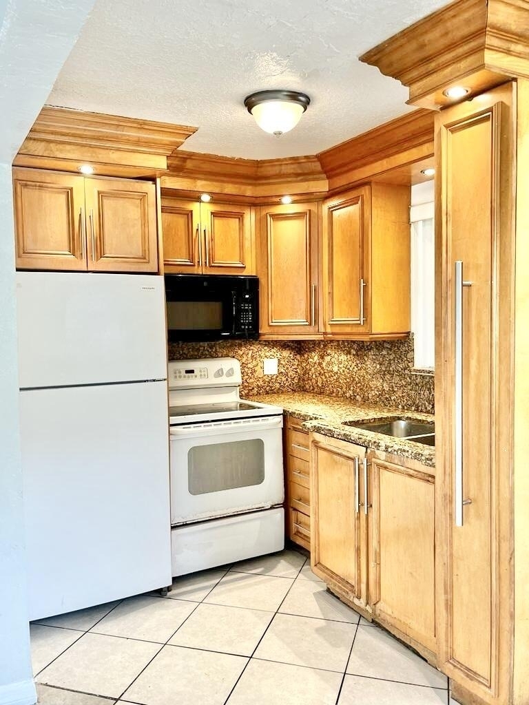 112 Newton Road - Photo 3