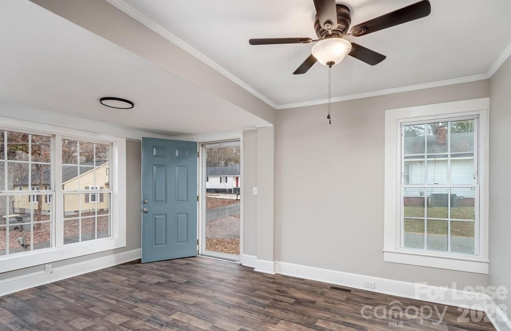 721 Broad Street - Photo 2