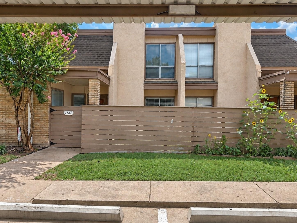3121 Park Lane - Photo 0