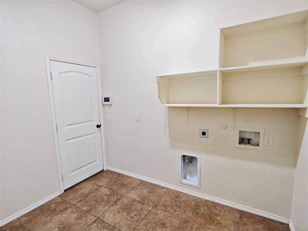 724 Valley Court - Photo 4
