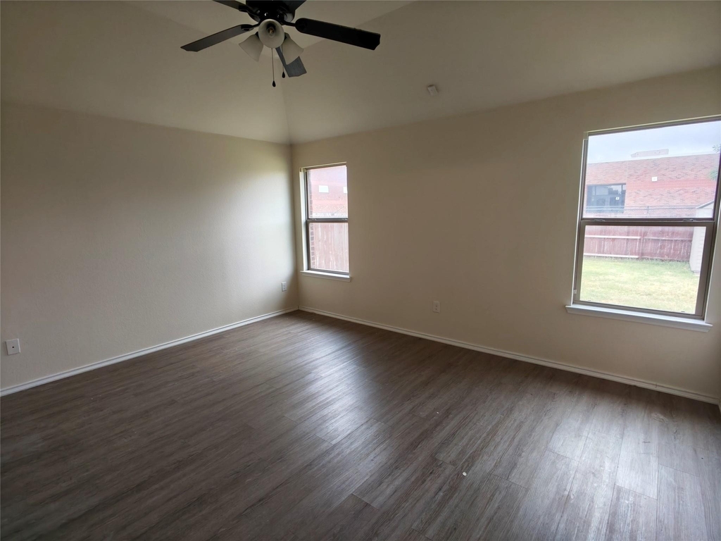 724 Valley Court - Photo 13