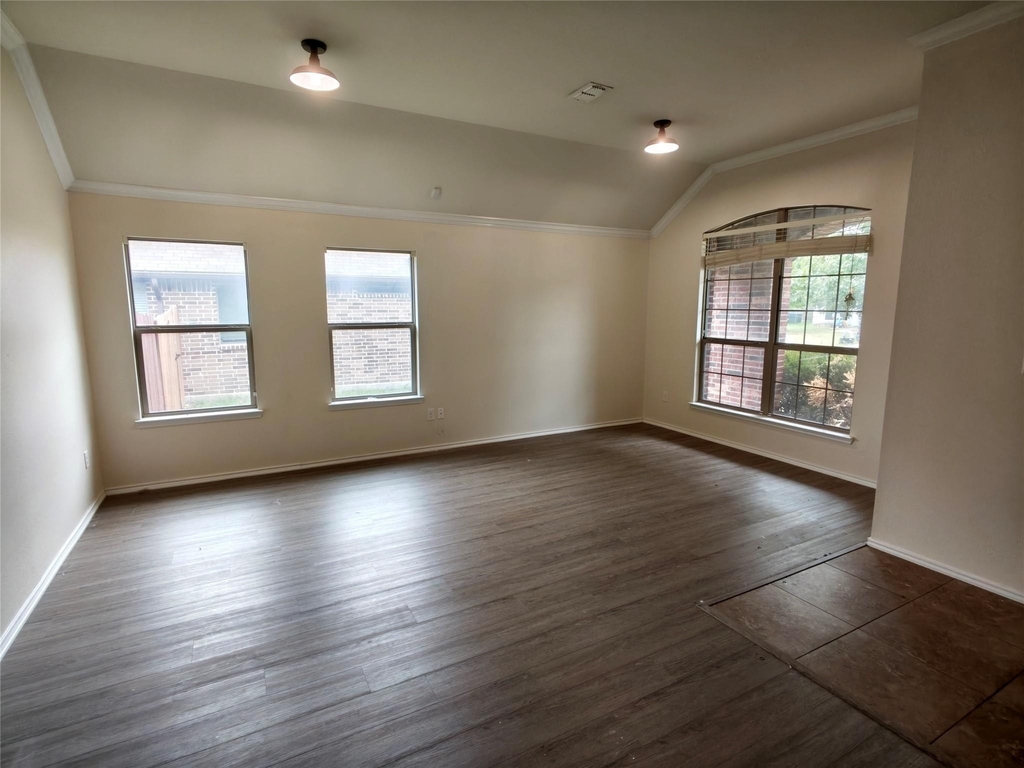 724 Valley Court - Photo 1